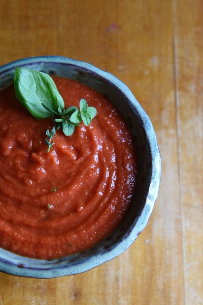 a close up of a dish of pizza sauce,