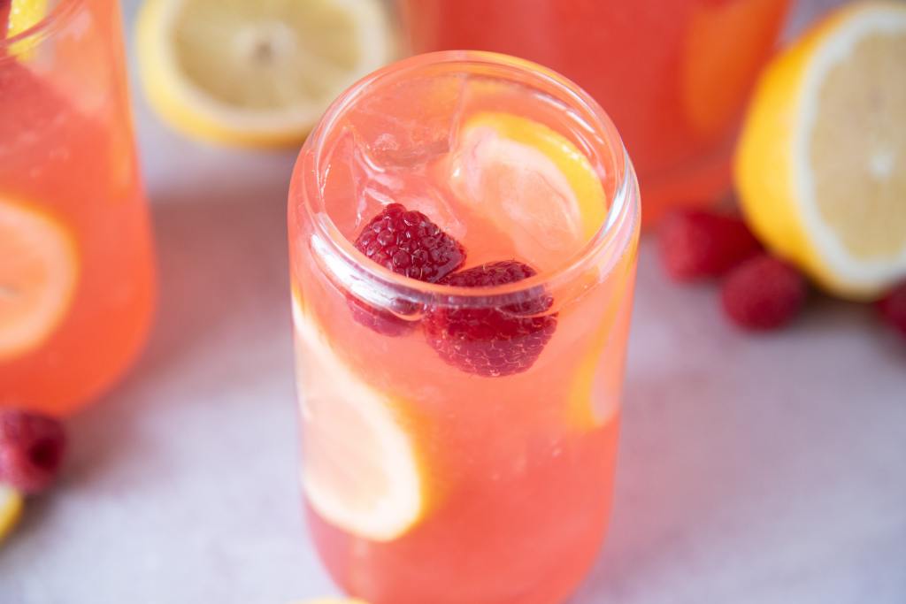 a close up of a glass of lemonade 