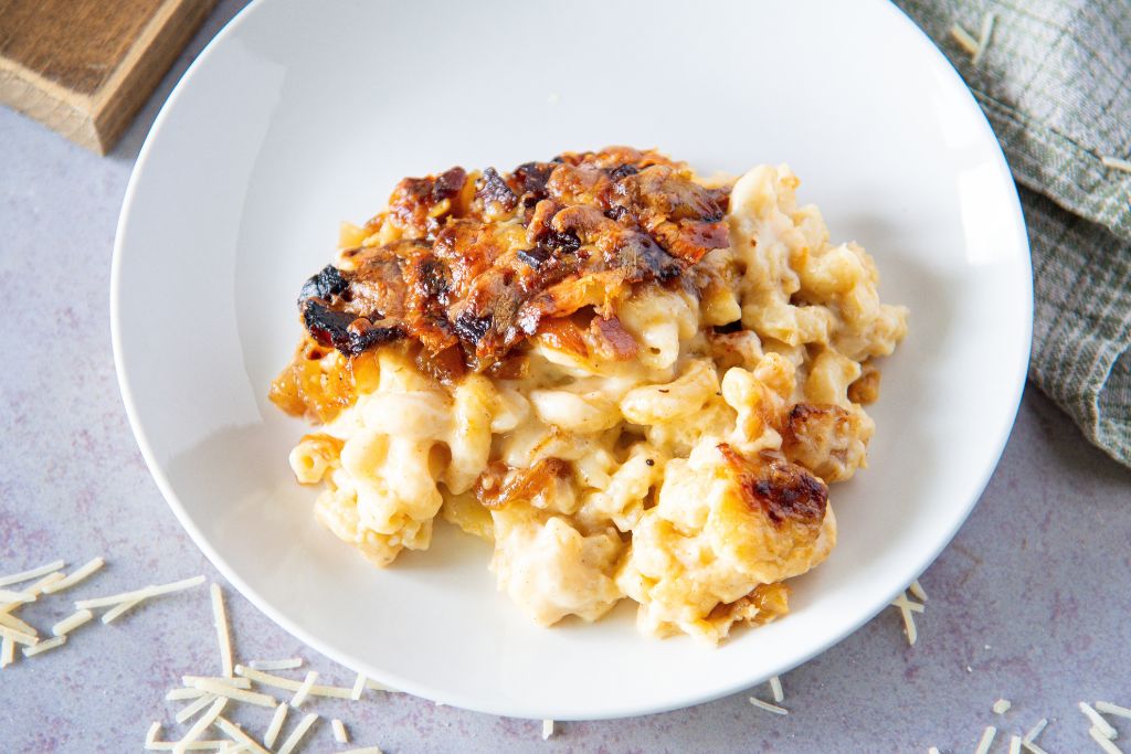 a plate of mac n cheese
